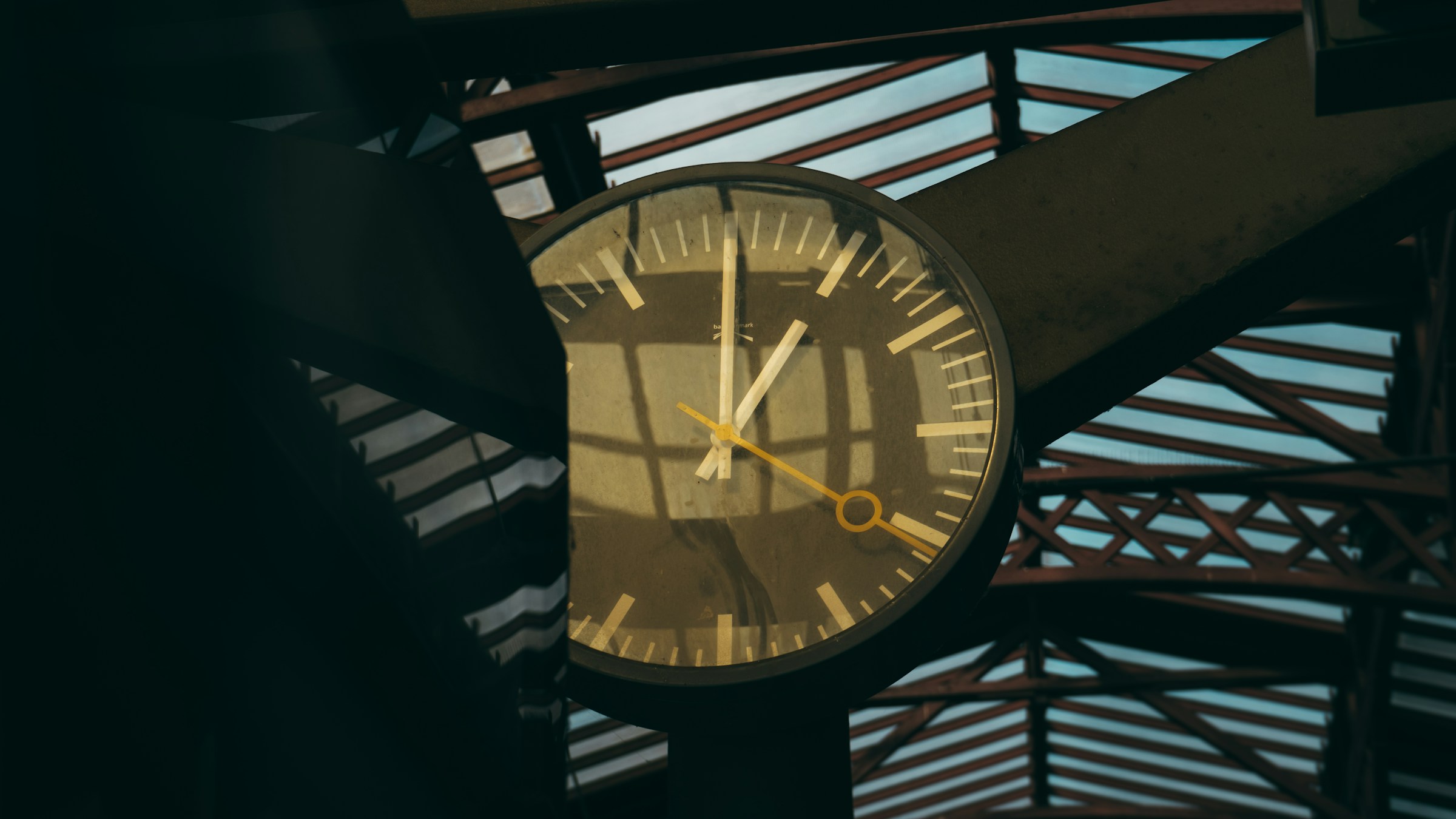 a clock - UAE Working Days