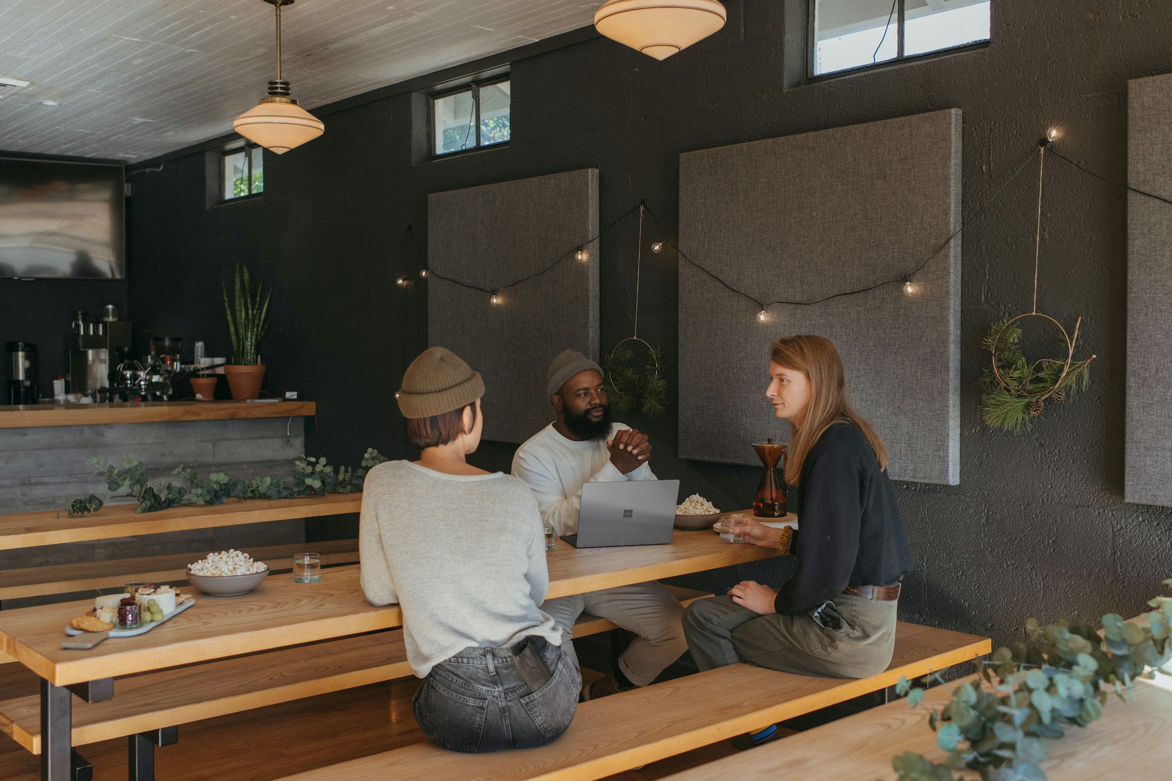 employees talking - How To Pay International Employees