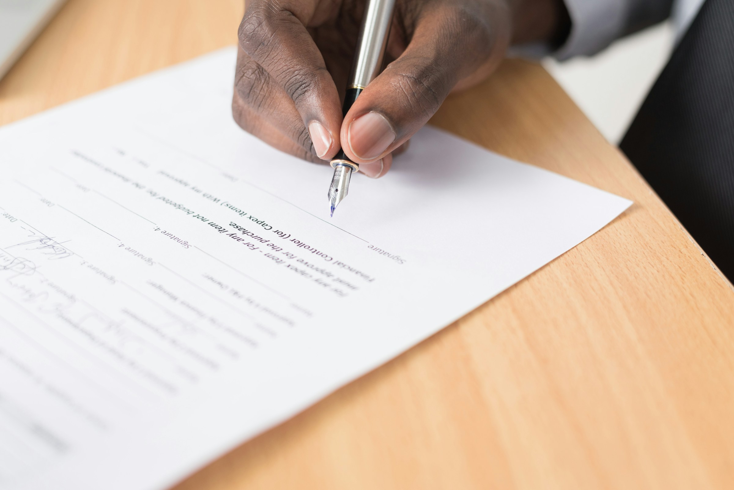 man signing - Saudi Labour Law
