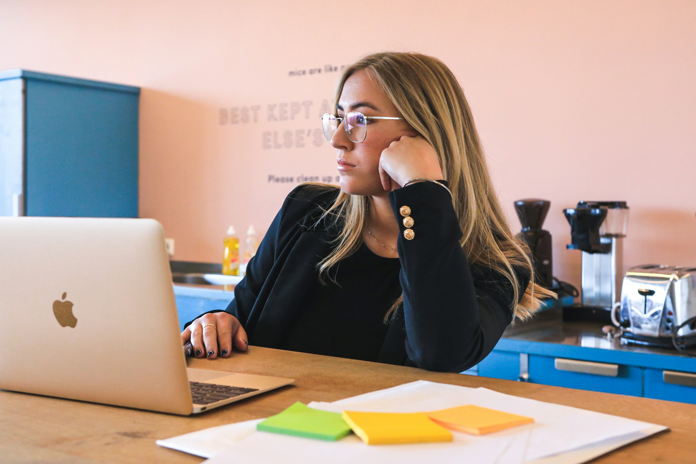 What To Consider Before Hiring International Contractors