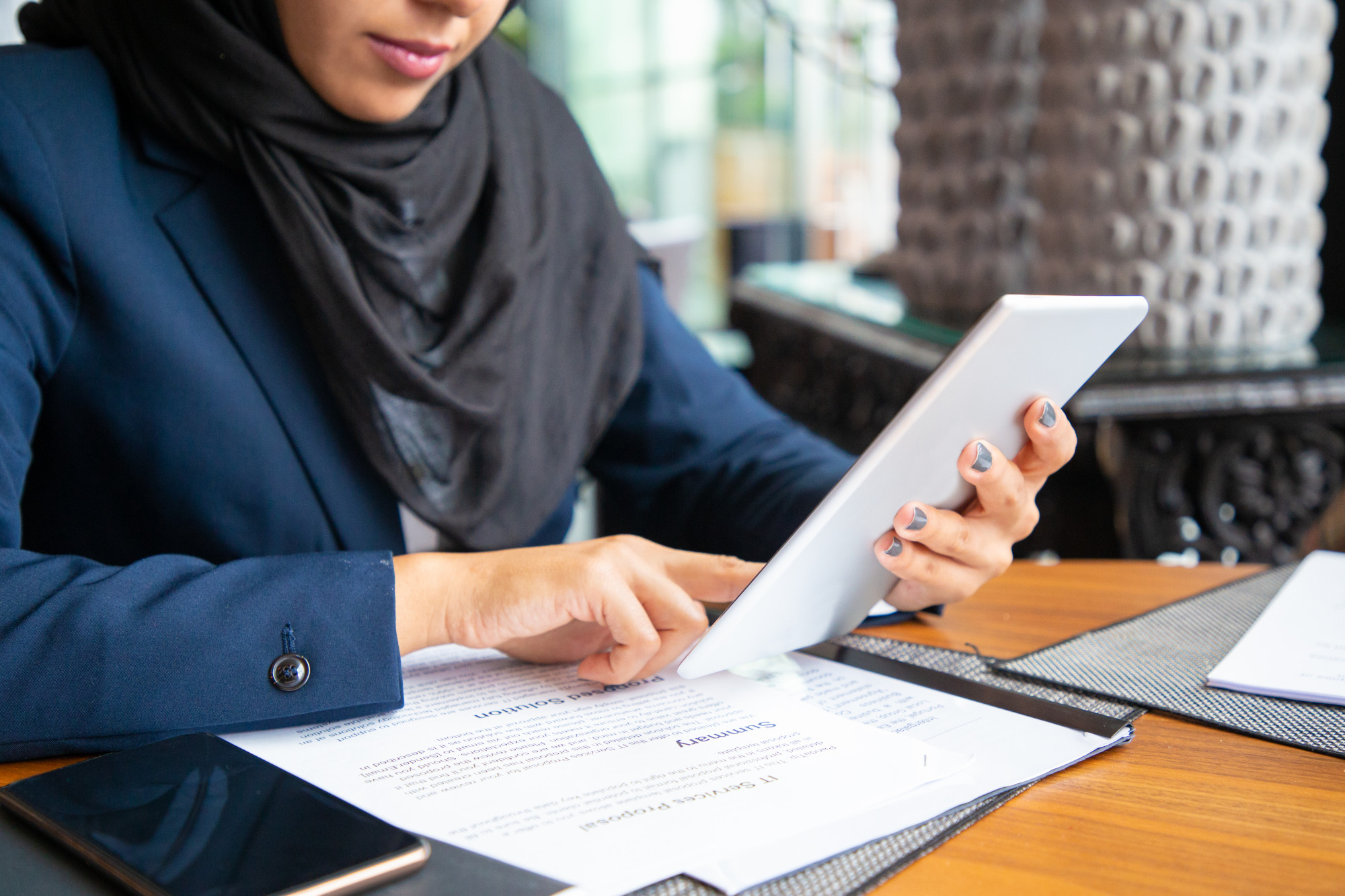 woman on a tablet - Vacation Pay Calculation in Saudi Arabia